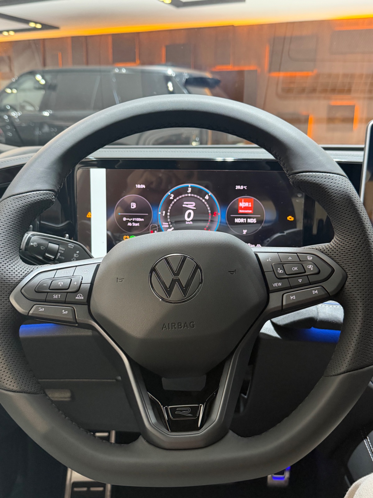 Volkswagen Tiguan R line photo 9