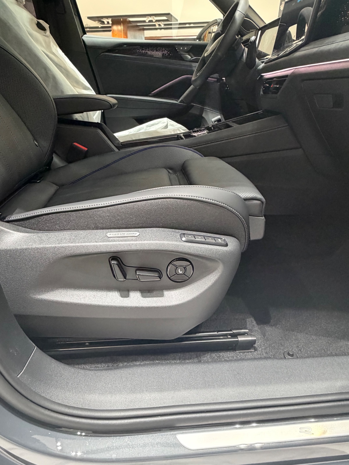 Volkswagen Tiguan R line photo 3