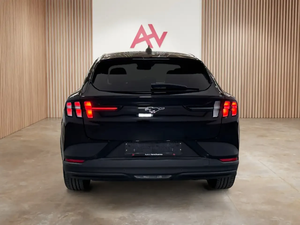 Ford Mustang Mach-E 76 kWh Standard Range photo 3
