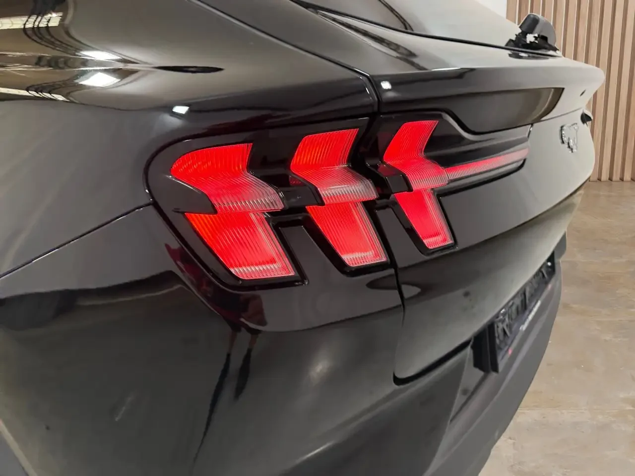 Ford Mustang Mach-E 76 kWh Standard Range photo 4