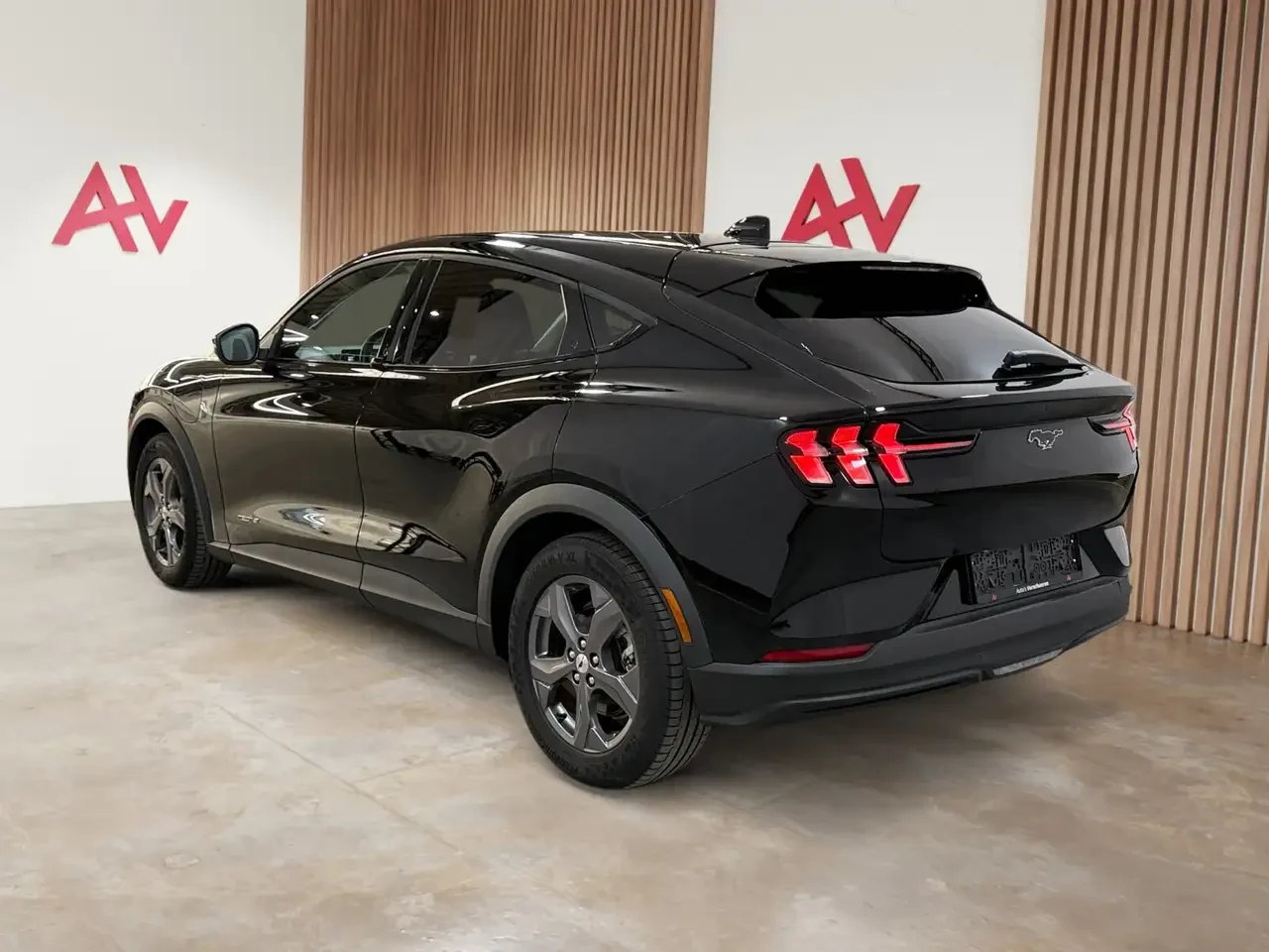 Ford Mustang Mach-E 76 kWh Standard Range photo 5