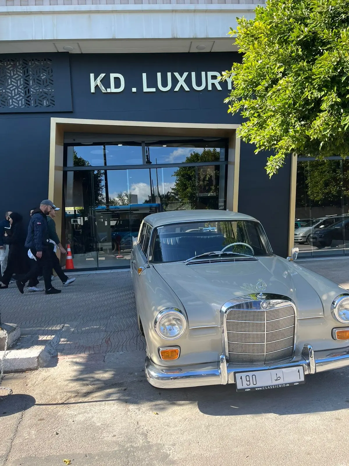 Mercedes-Benz 190 Vintage Showroom Tanger